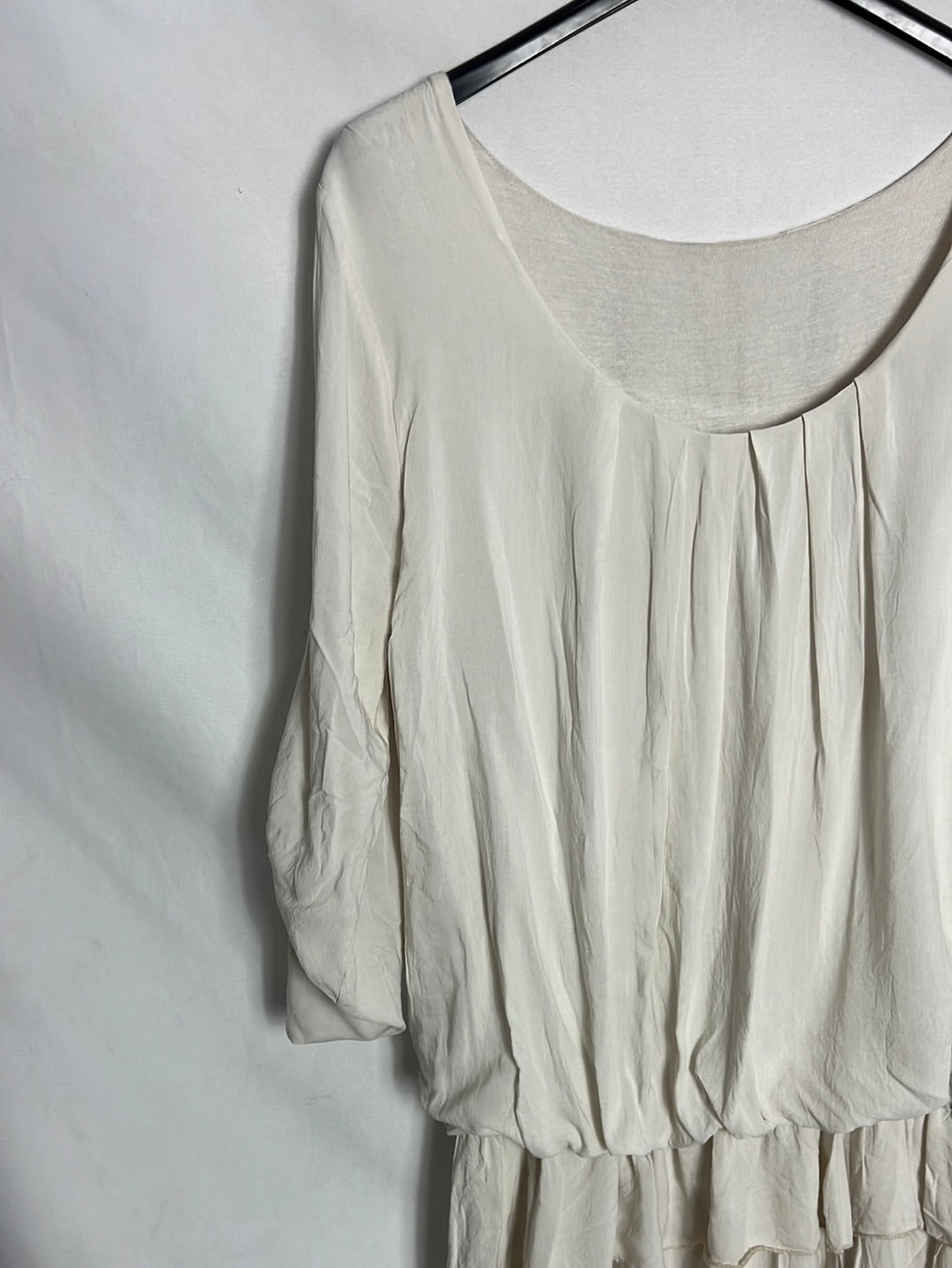 OTRAS. Vestido color crudo volantes. T M