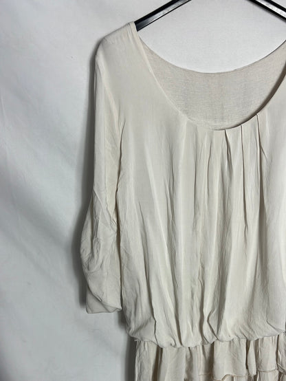 OTRAS. Vestido color crudo volantes. T M