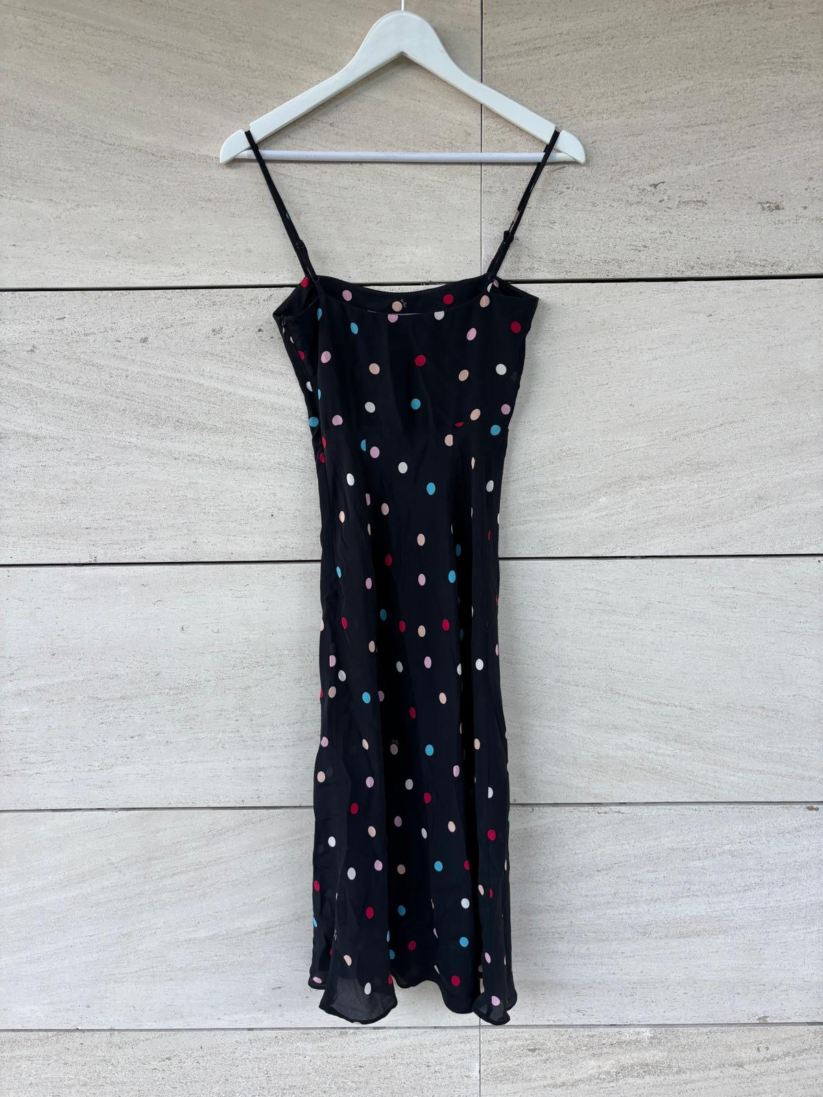RÉALISATION. Vestido midi seda negro lunares colores