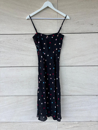 RÉALISATION. Vestido midi seda negro lunares colores