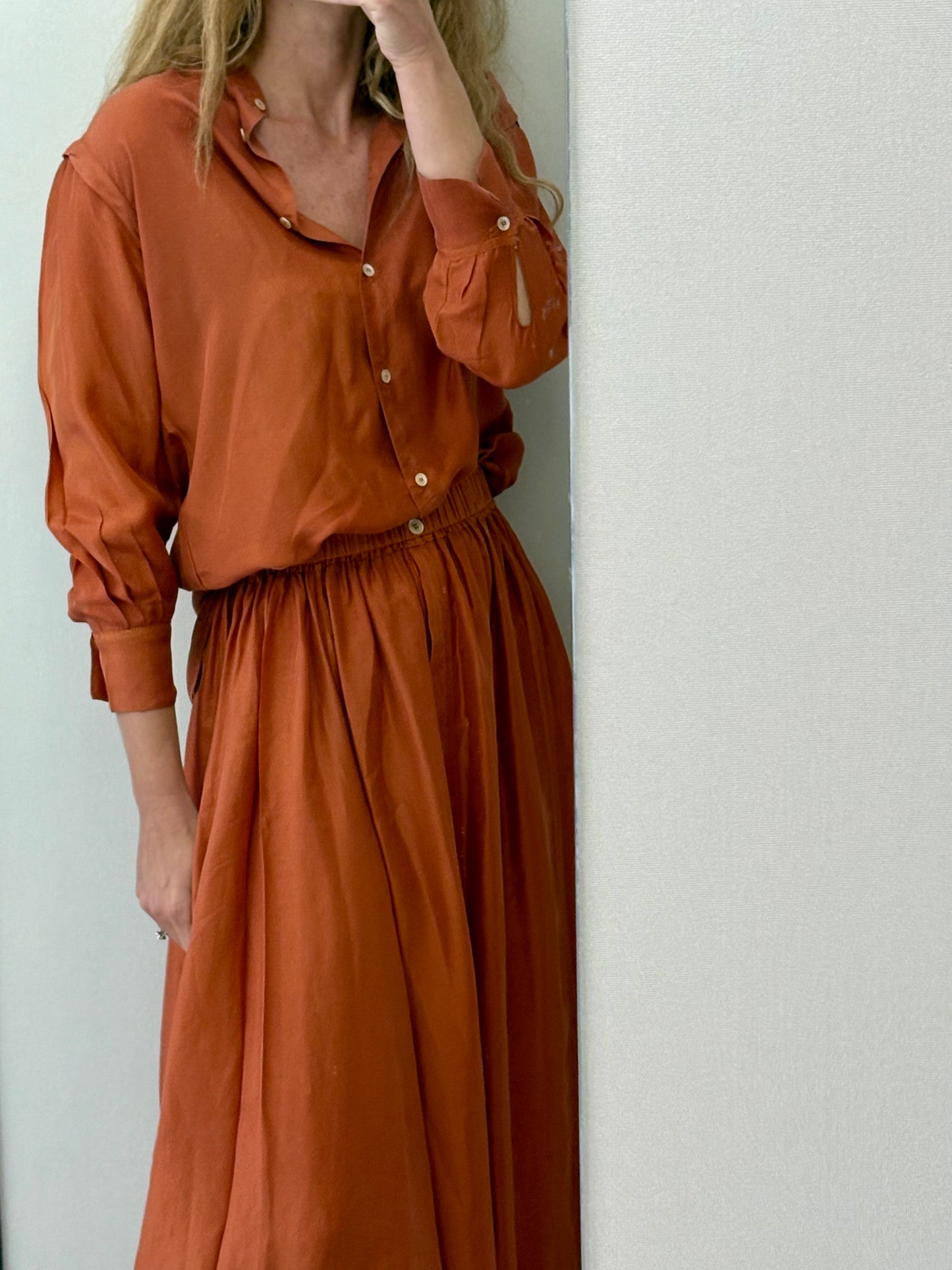 FORTE FORTE. Total look falda y camisa seda teja