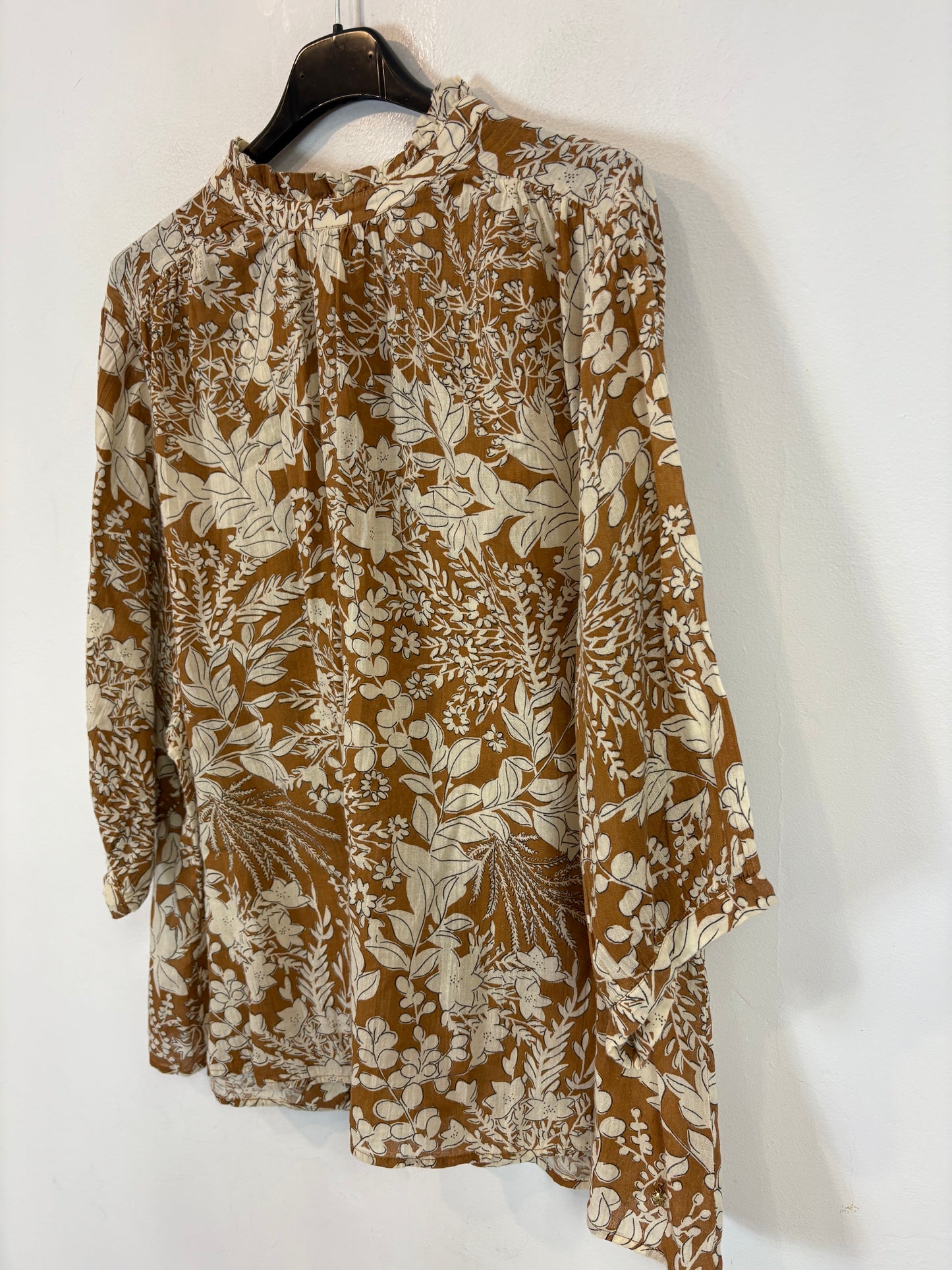 DES PETITS HAUTS. Blusa fluida estampado mostazas