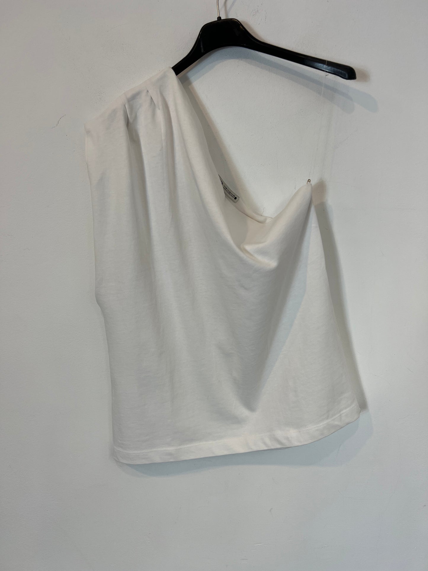 ZARA. Camiseta algodón blanca asimétrica. T M