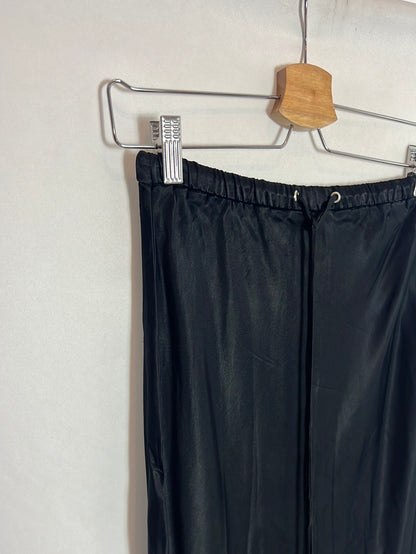 ZARA. Falda midi satinada negra. T XS