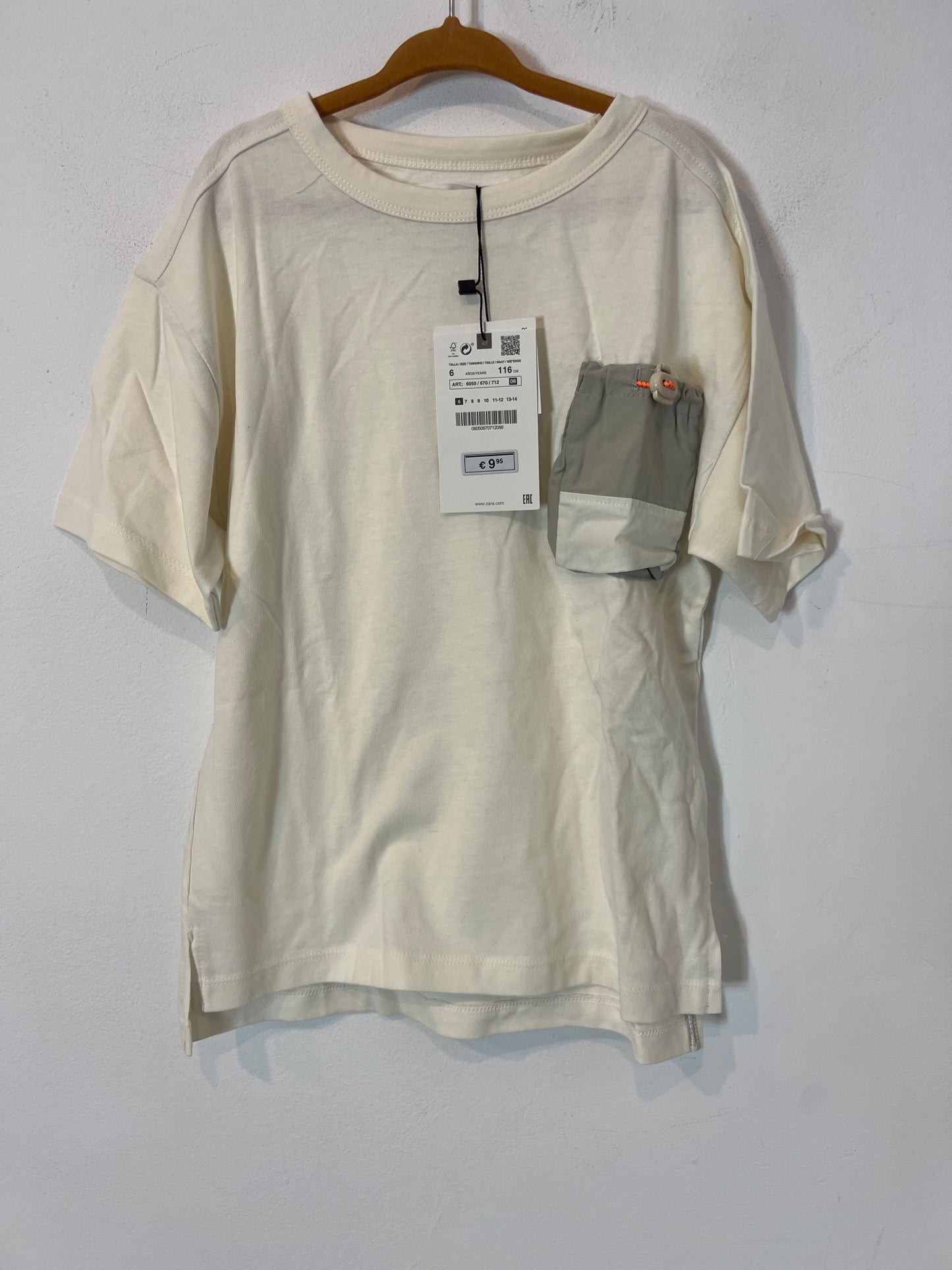 ZARA. Camiseta color crudo bolsillo. T 6 años