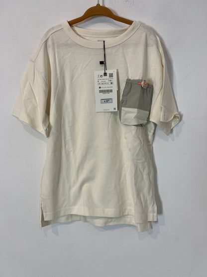 ZARA. Camiseta color crudo bolsillo. T 6 años
