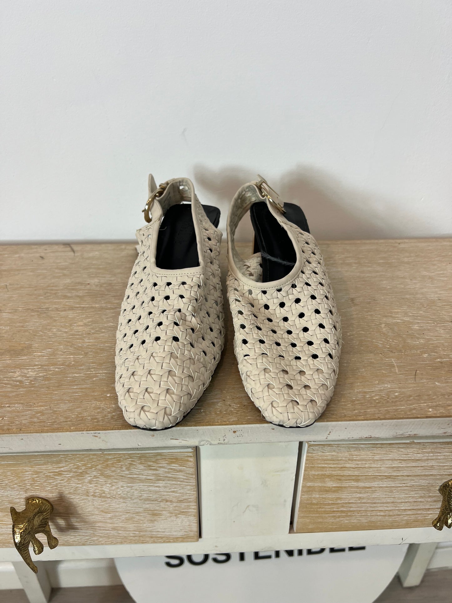 ZARA. Die-cut shoe with heel detail. Size 38