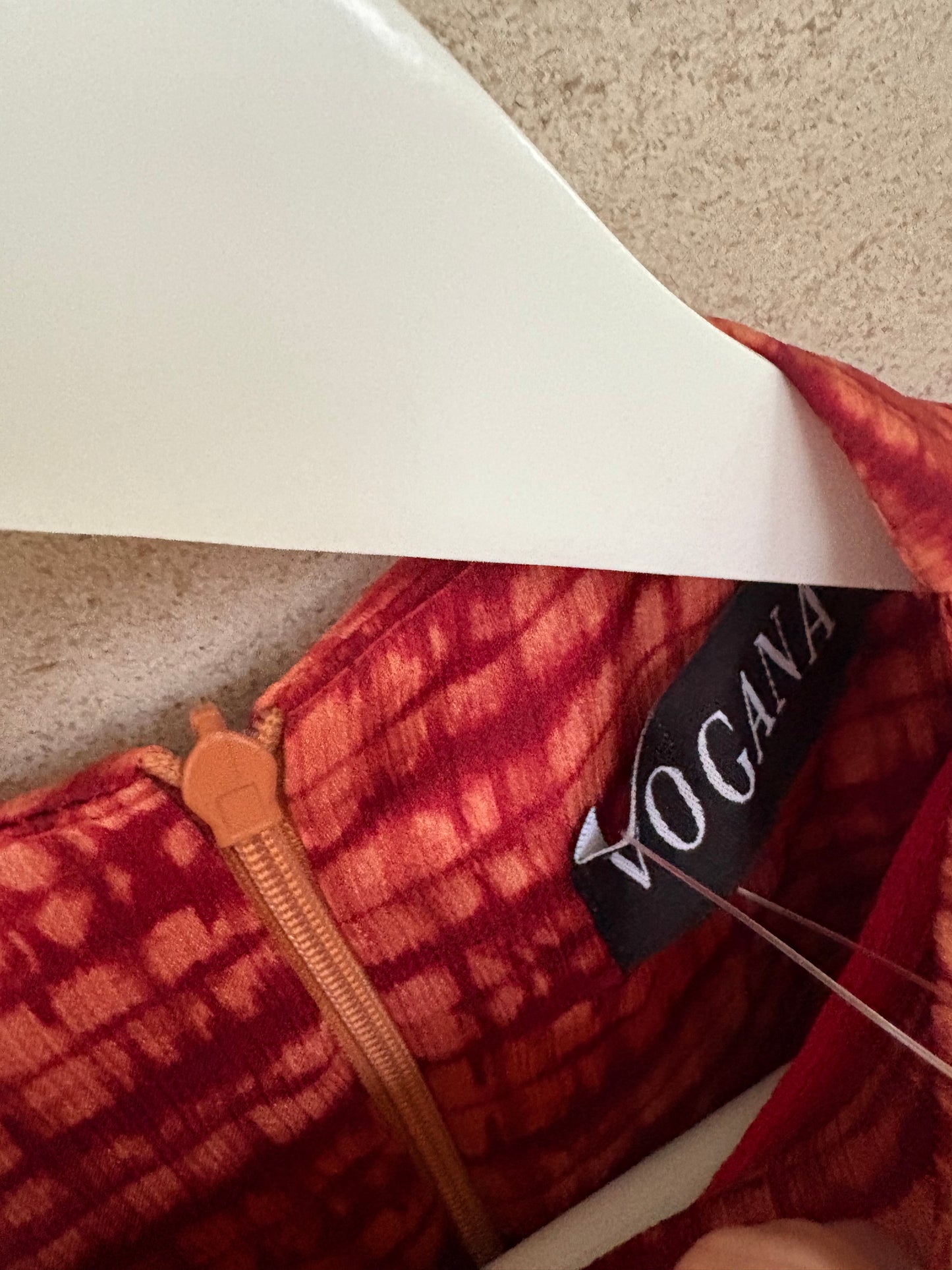 VOGANA. Vestido largo estampado hombreras