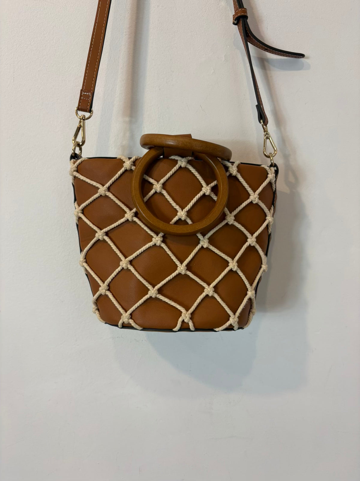 MANGO. Bolso camel asa larga cuerda