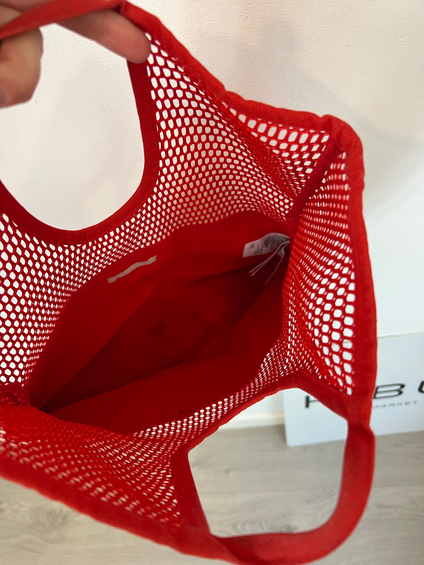 COS. Bolso rojo rejilla