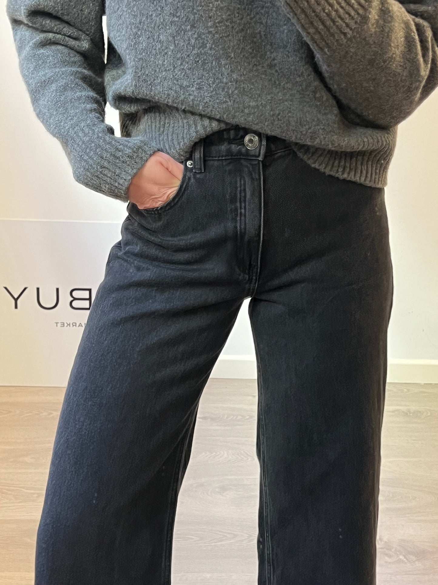PULL&BEAR. Denim negro pata ancha. T 34