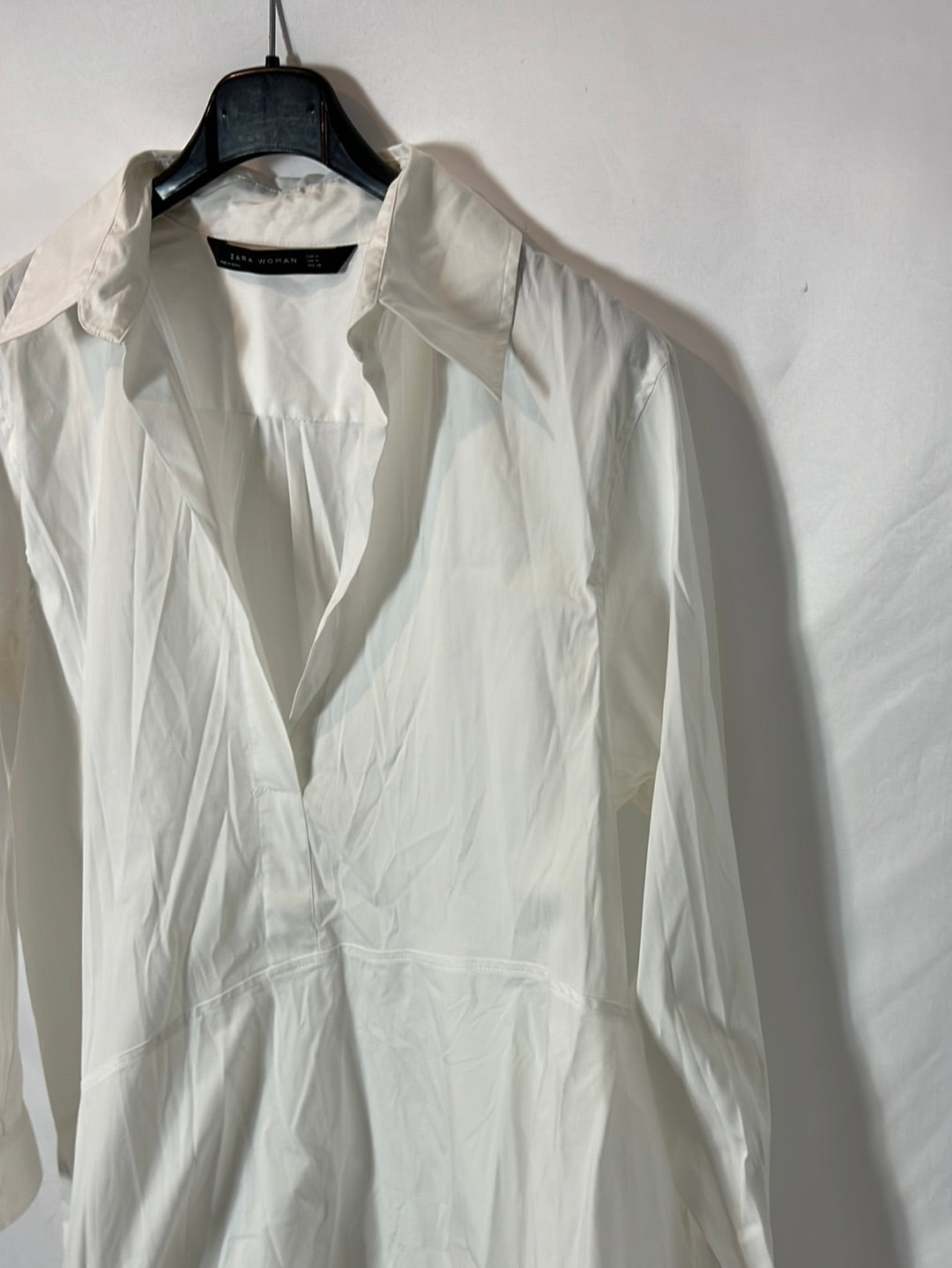 ZARA. Camisa blanca larga asimétrica. T. M