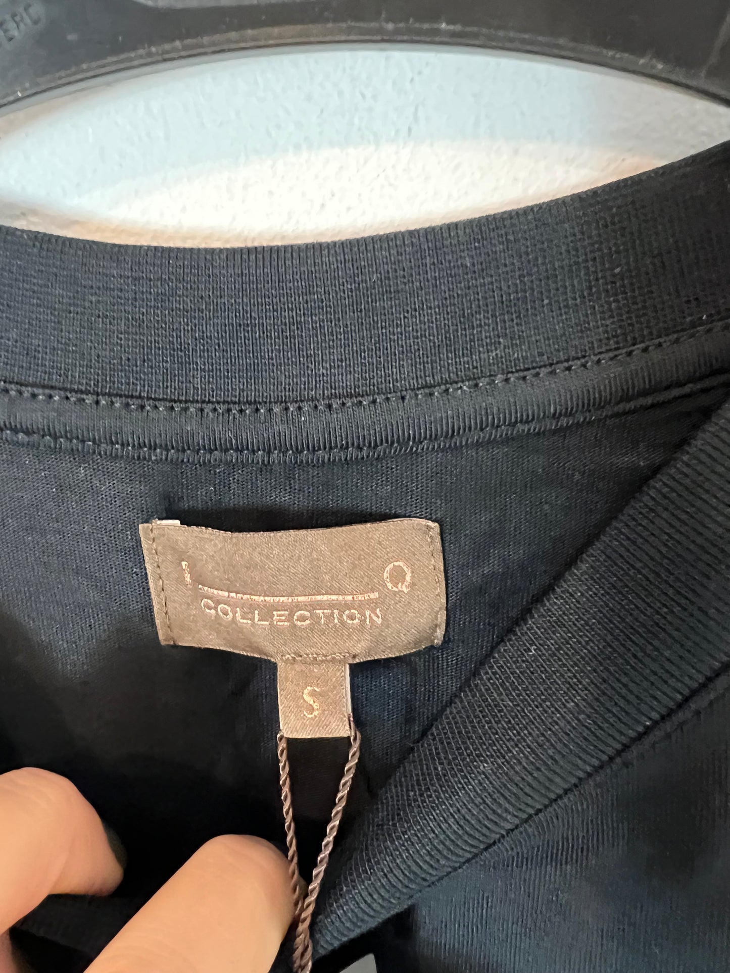 IQ. Camiseta negra detalle espalda. T S