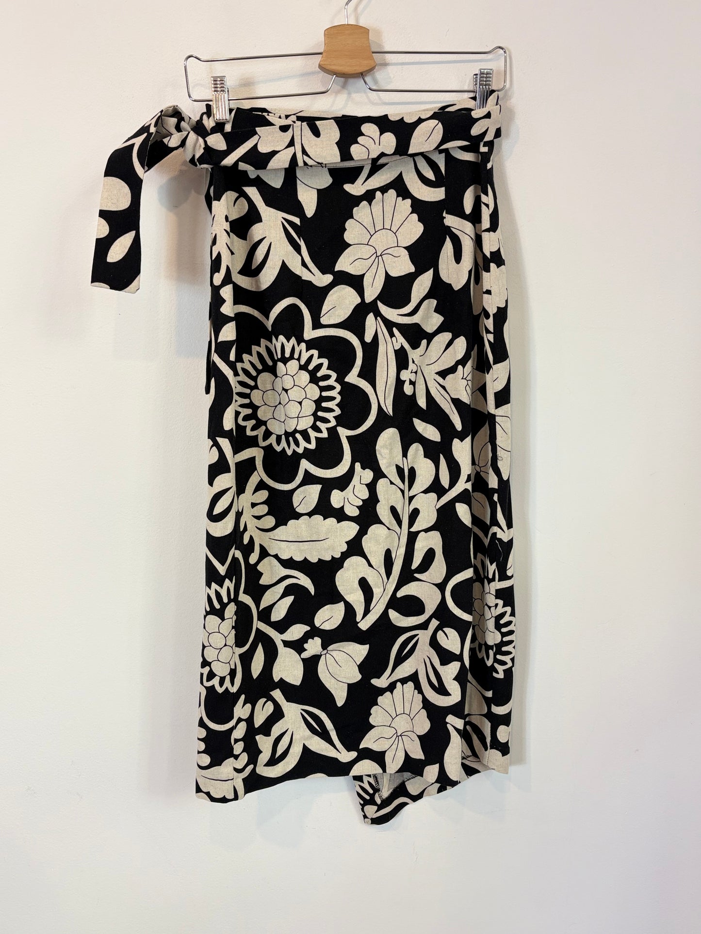 COOSY. Conjunto top y falda pareo negro y beige. T M