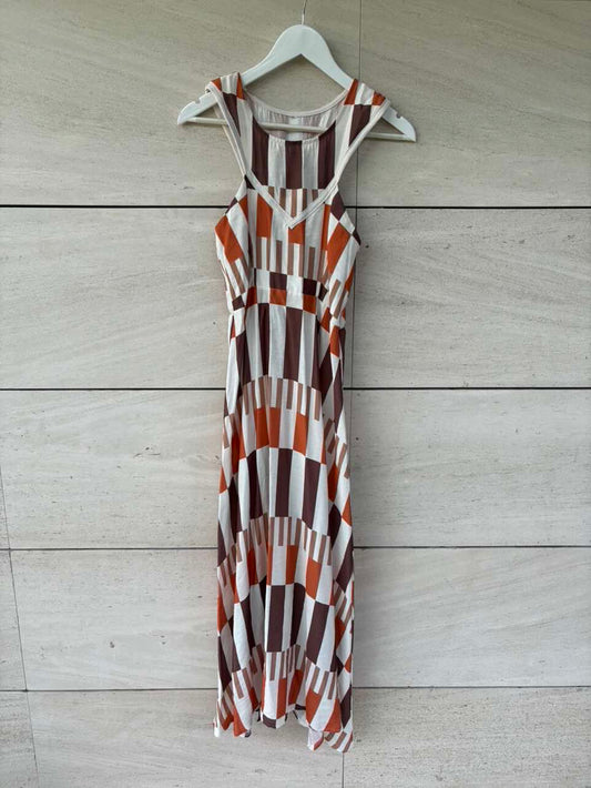 Vestido midi fluido escote geométrico