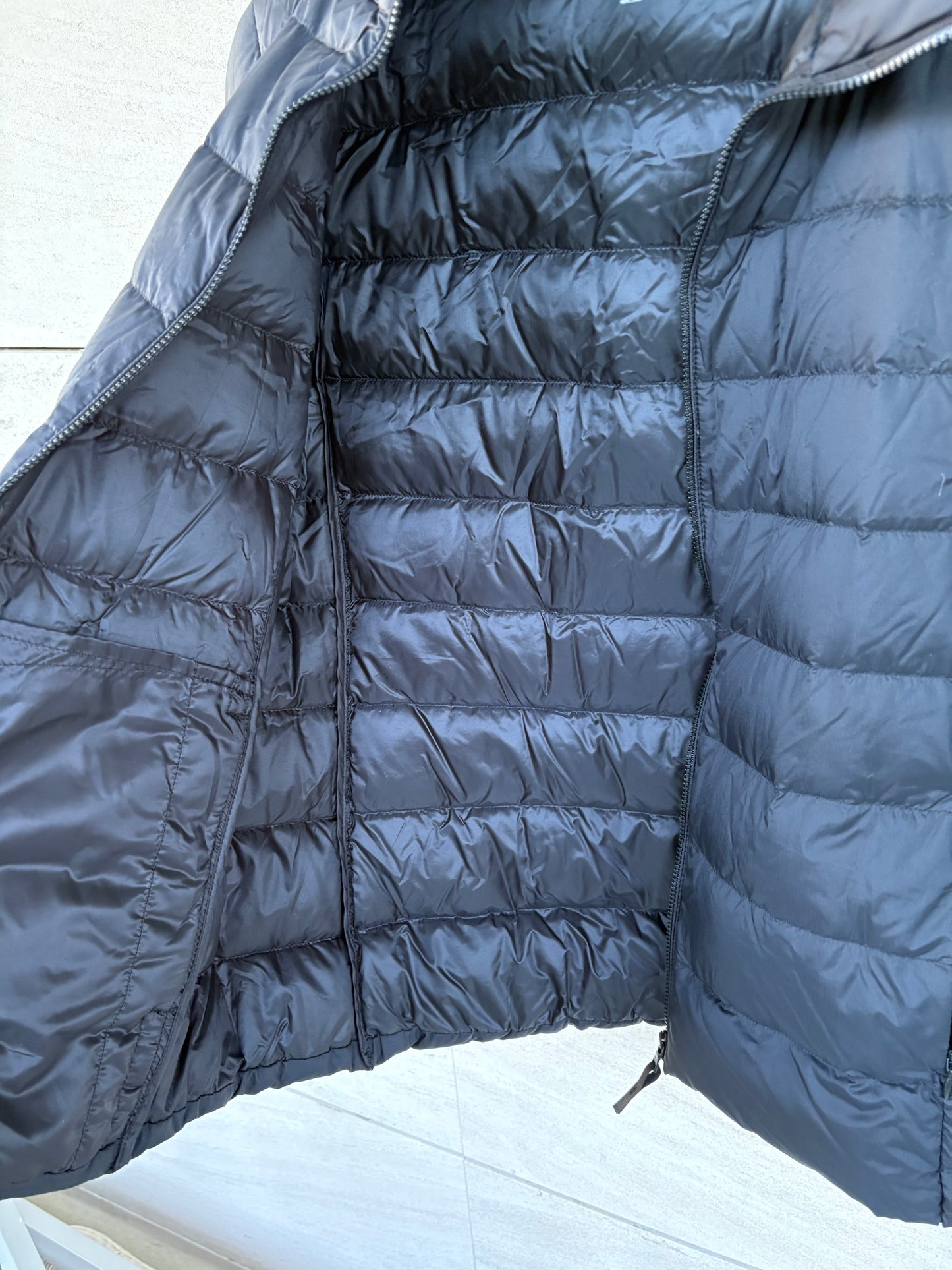 UNIQLO. Ultralight dark blue down jacket with hood. TM