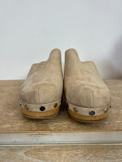 CORINA. Beige heeled clogs. T 36