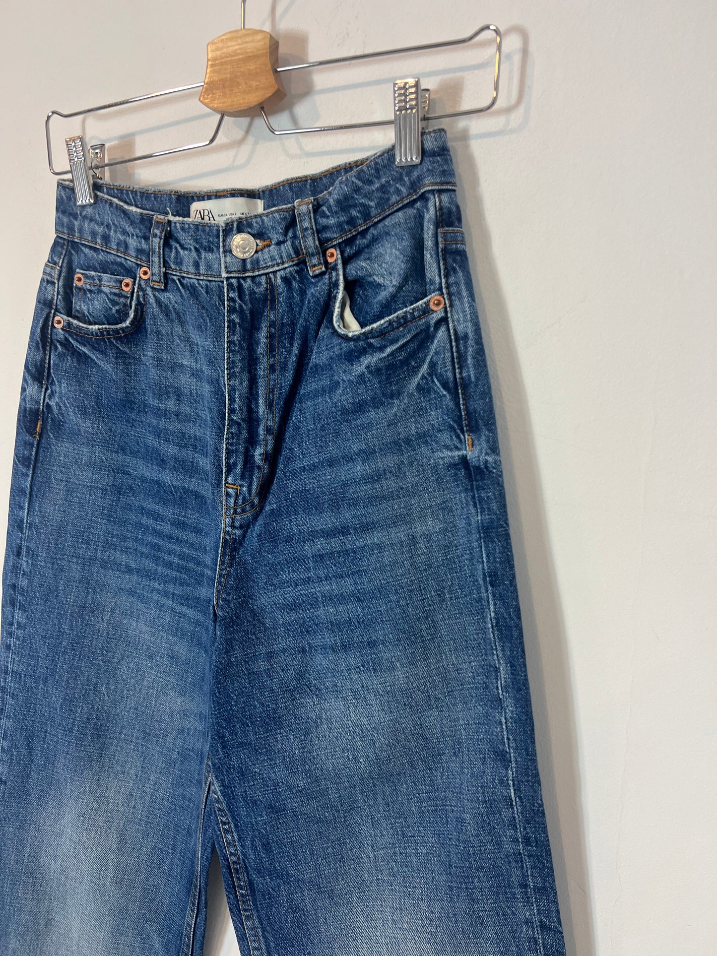 ZARA. Denim recto lavado medio desflecado. T 34
