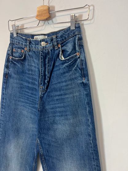 ZARA. Denim recto lavado medio desflecado. T 34