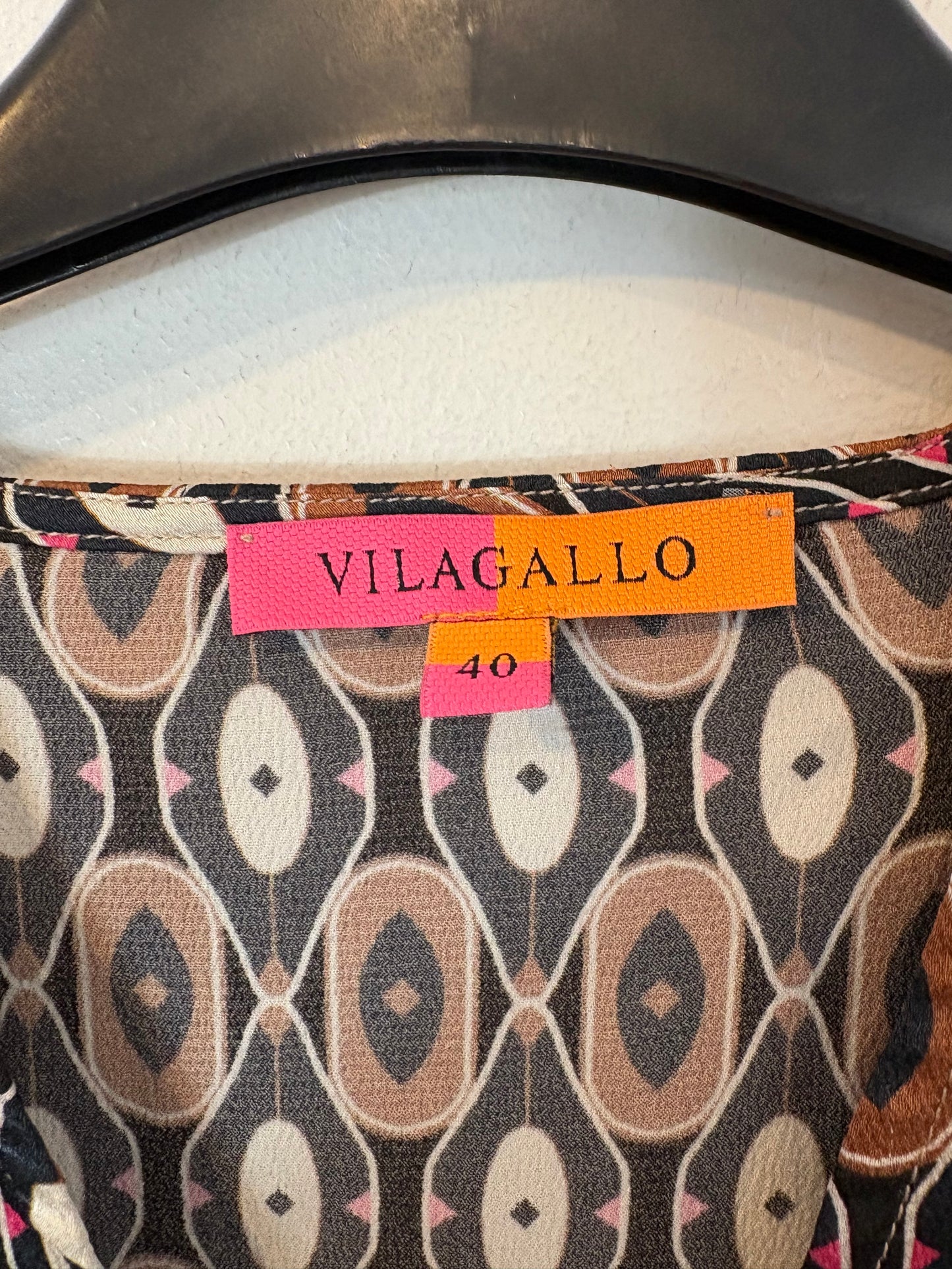 VILAGALLO. Total look fluido estampado geométrico