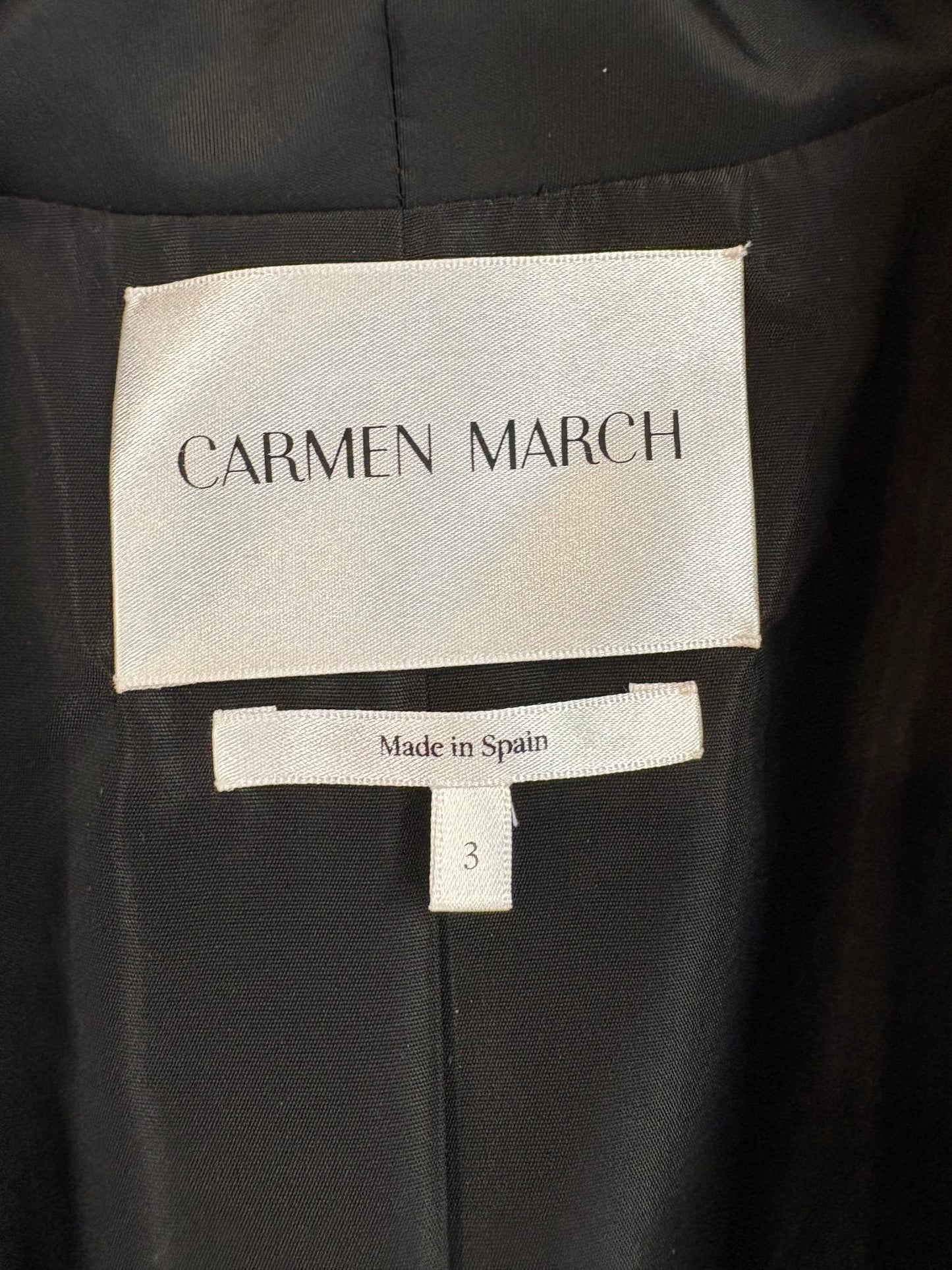 CARMEN MARCH. Chaqueta negra volumen