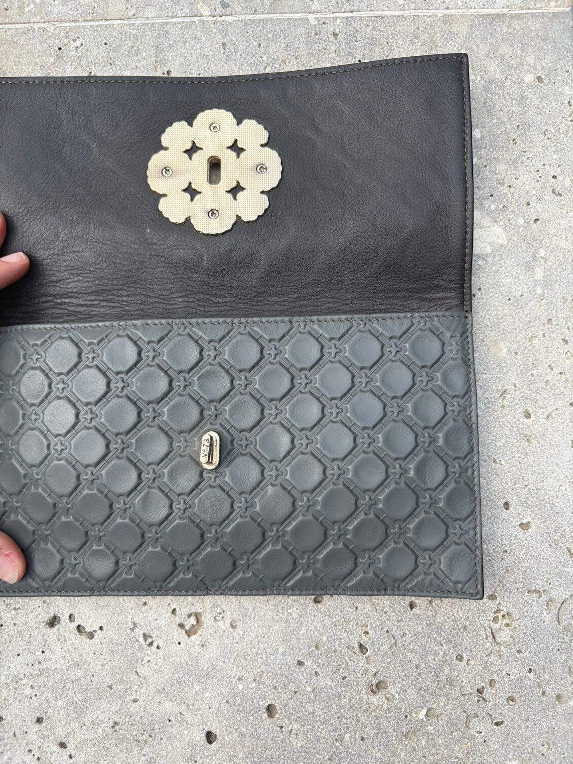 V 73. ELISABETTA ARMELLIN. Pochette de cuero detalle broche