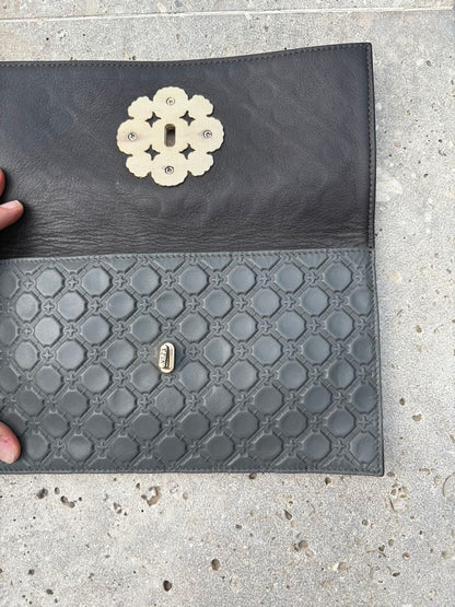 V 73. ELISABETTA ARMELLIN. Pochette de cuero detalle broche