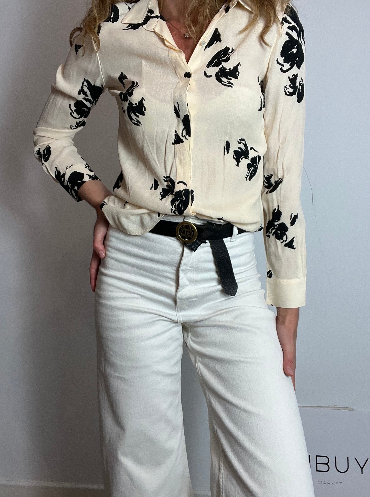 UTERQÜE. Blusa beige flores negras. T M