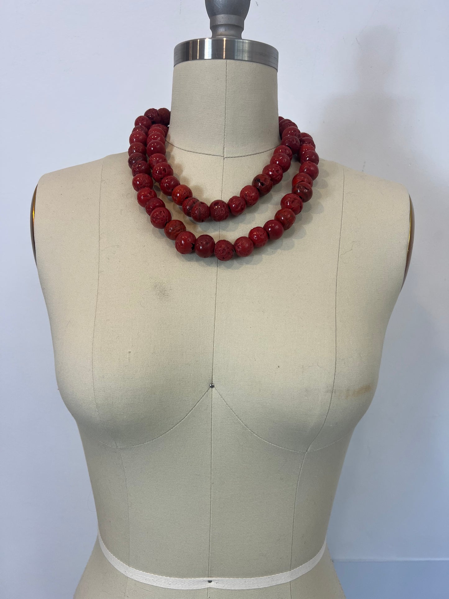 OTHERS. Long red bead necklace