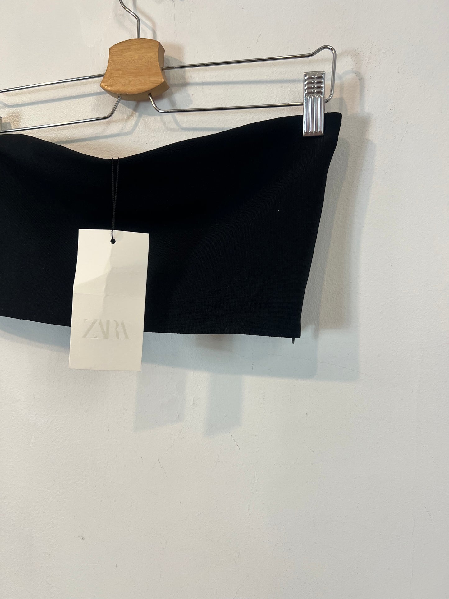 ZARA. croptop negro canalé