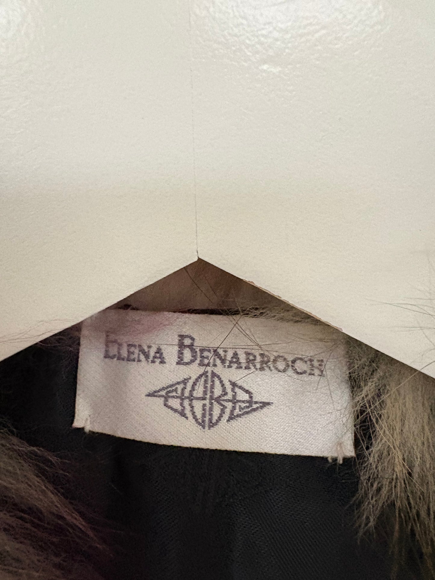 ELENA BENARROCH. Cuello pelo