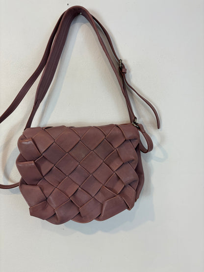 MALABABA. Bolso rosa palo trenzado