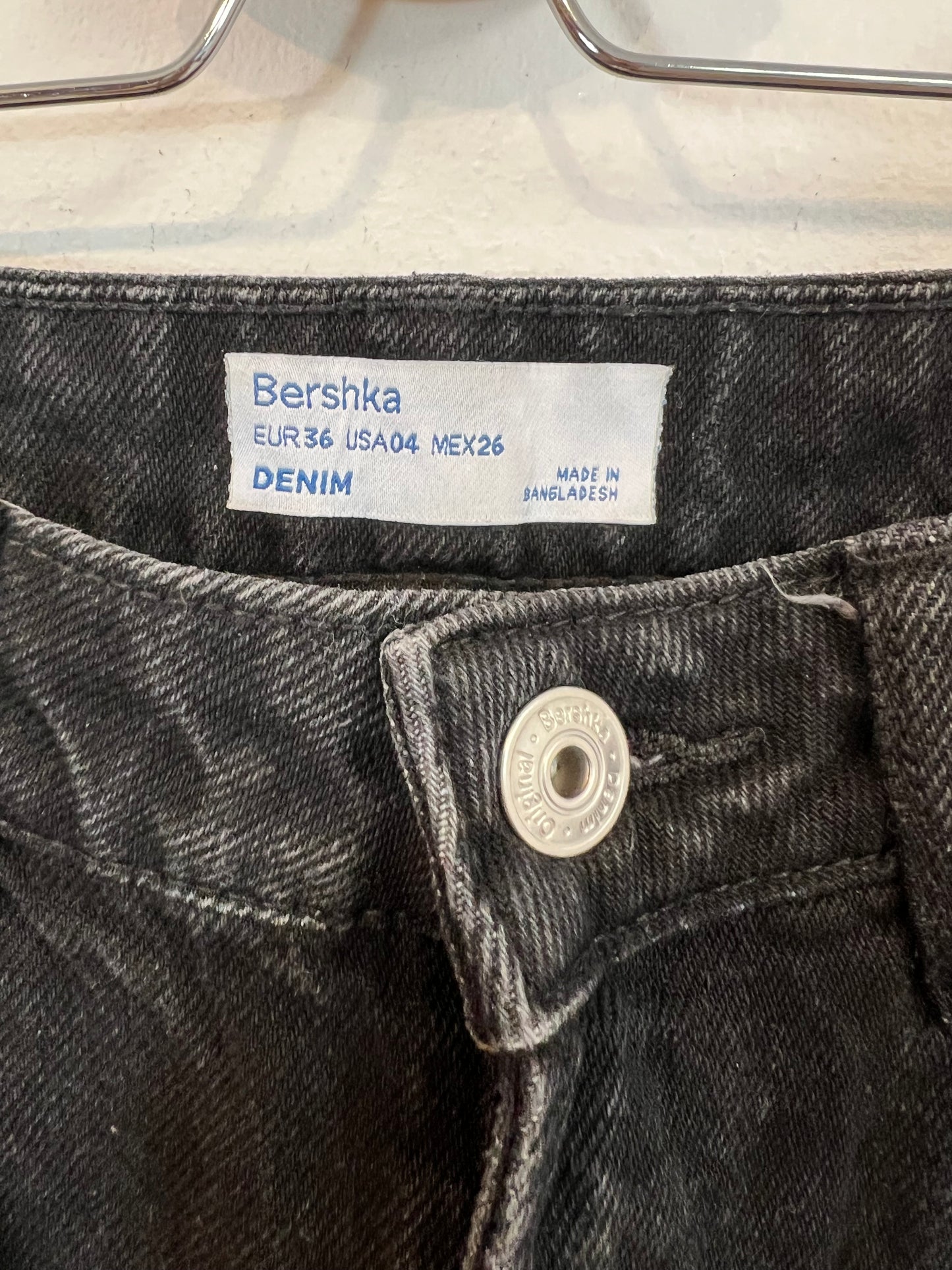 BERSHKA. Denim negro estilo mom fit. T 36