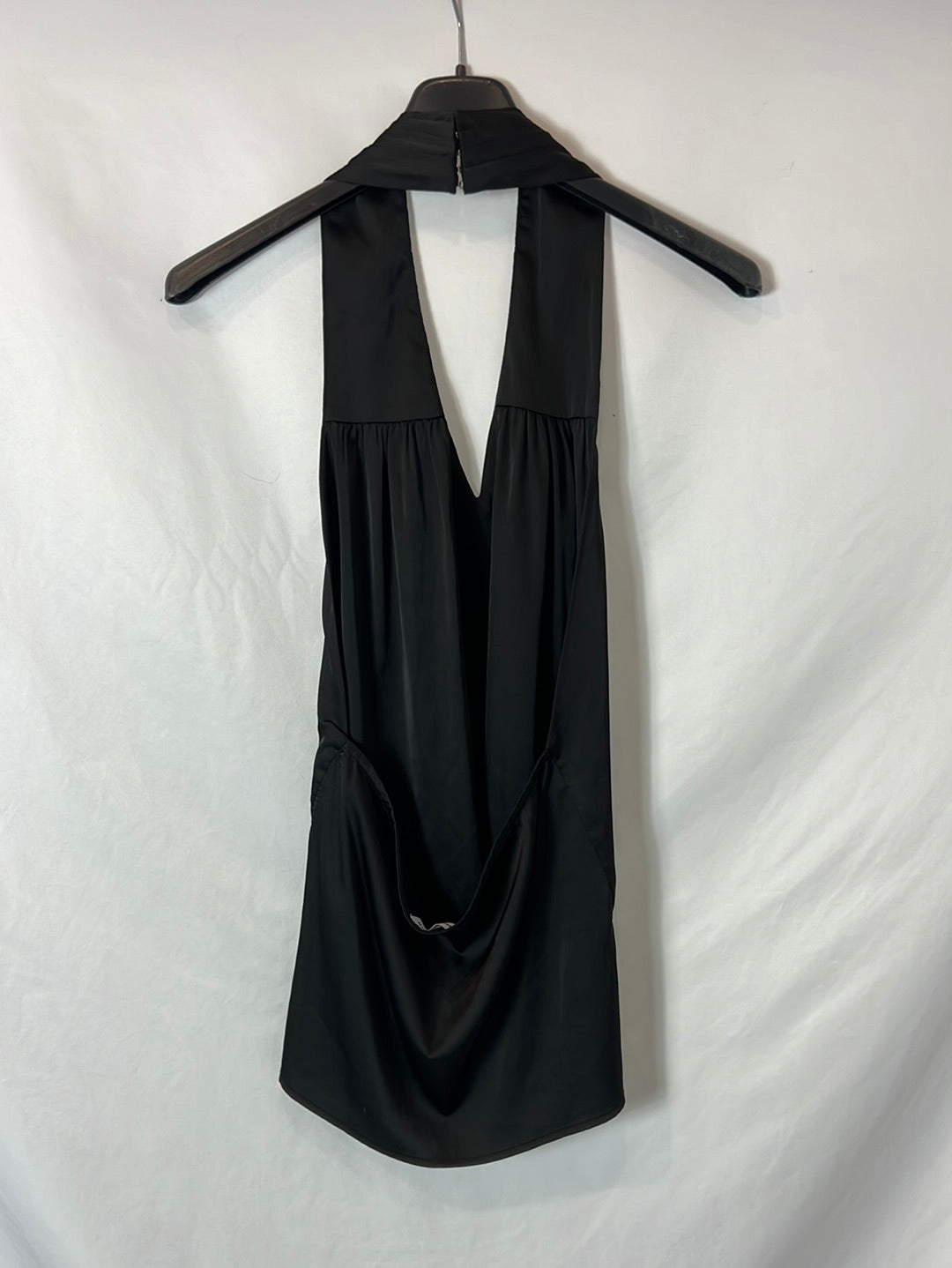 SUPERDOWN. Top negro al cuello. T S