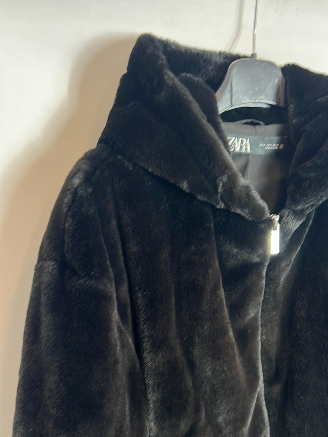 ZARA. Chaqueta negra pelo con capucha. T S