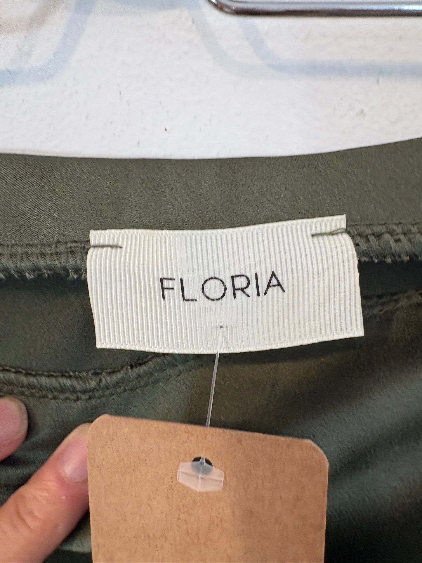 FLORIA. Falda midi verde satinada. T S