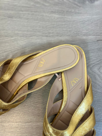 ZARA. Mules dorados T.39