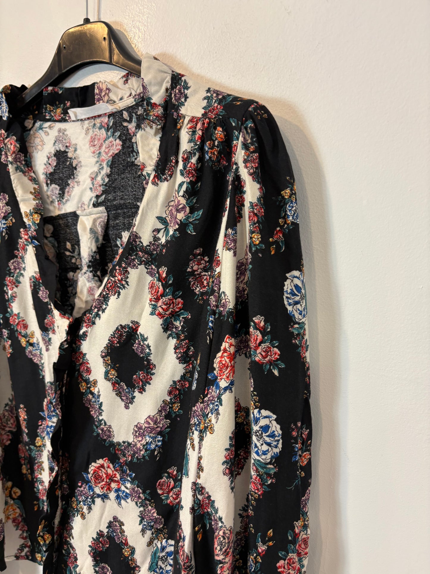 MANGO. Blusa estampada cuello pico