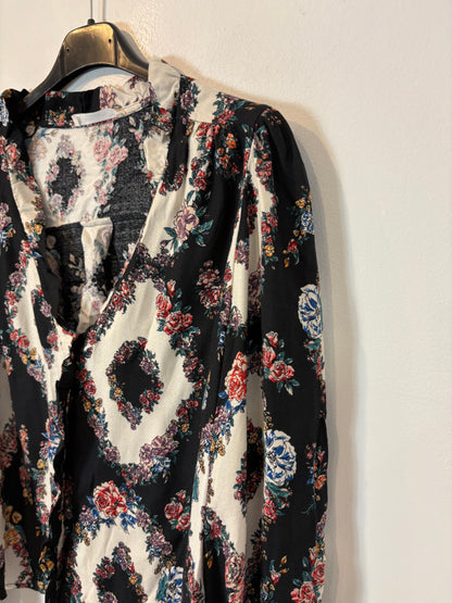 MANGO. Blusa estampada cuello pico