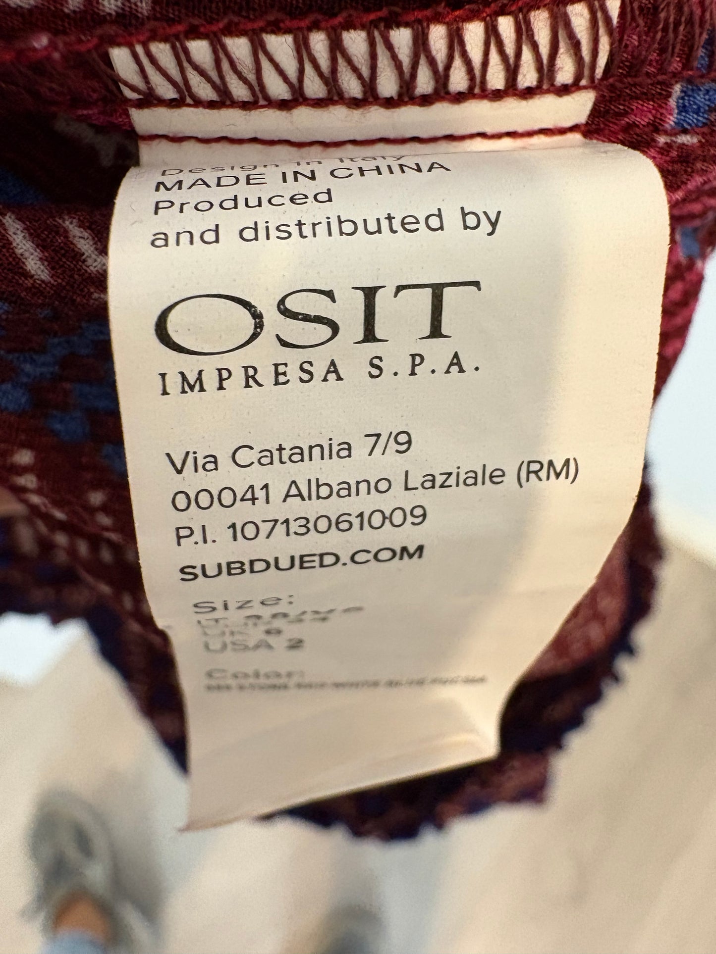 SUBDUED. Pantalón fludio burdeos estampado