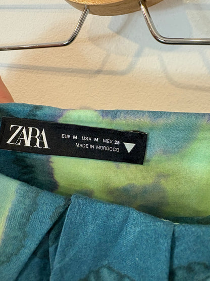 ZARA. Falda corta estampada verdes. T M
