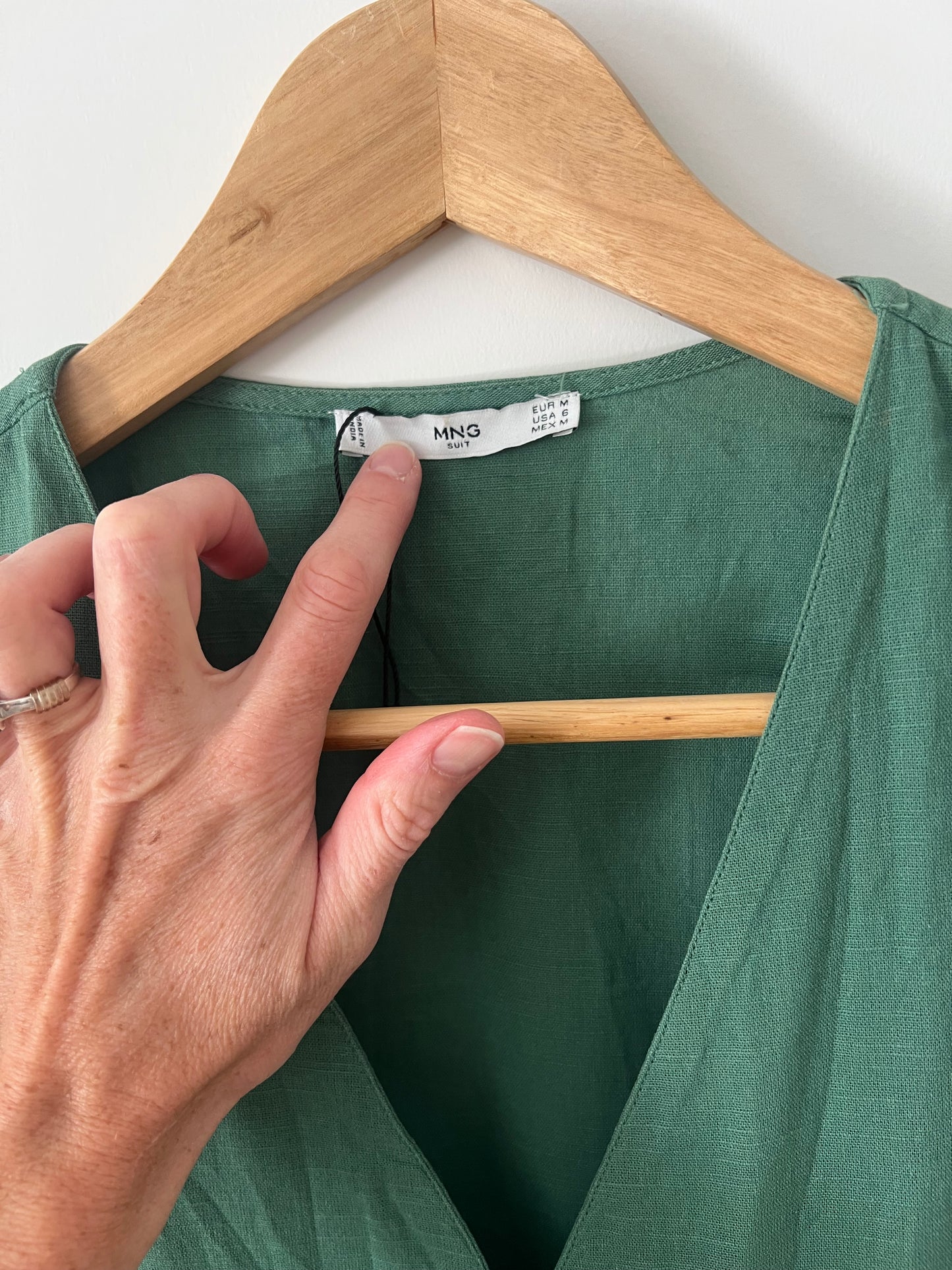 MANGO. Chaleco verde fluido