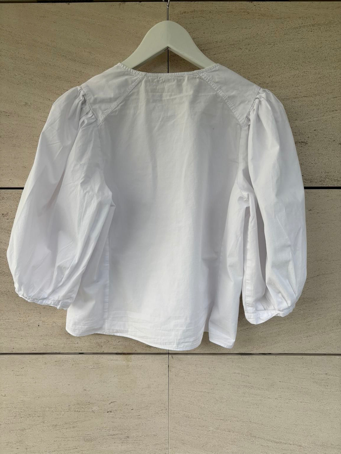 ZARA. Blusa blanca manga farol