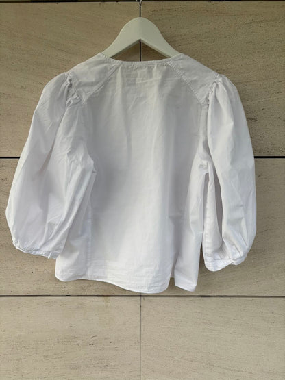 ZARA. Blusa blanca manga farol