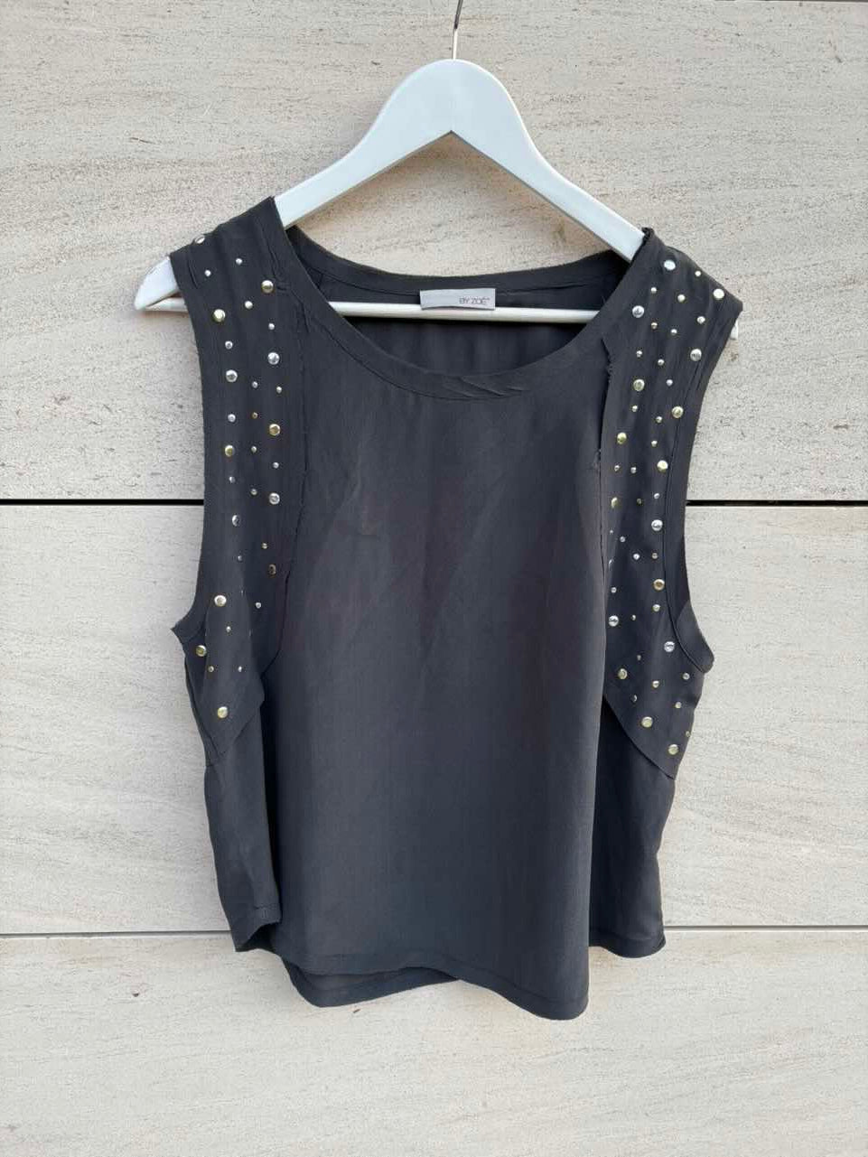 BY ZOÉ. Top seda gris detalle tachuelas