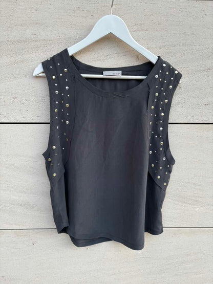 BY ZOÉ. Top seda gris detalle tachuelas