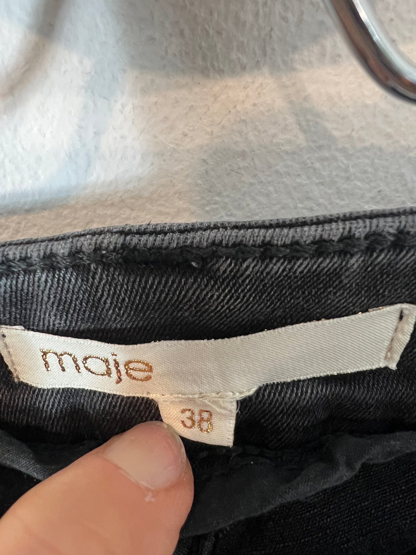 MAJE. Denim pitillo negro. T 38