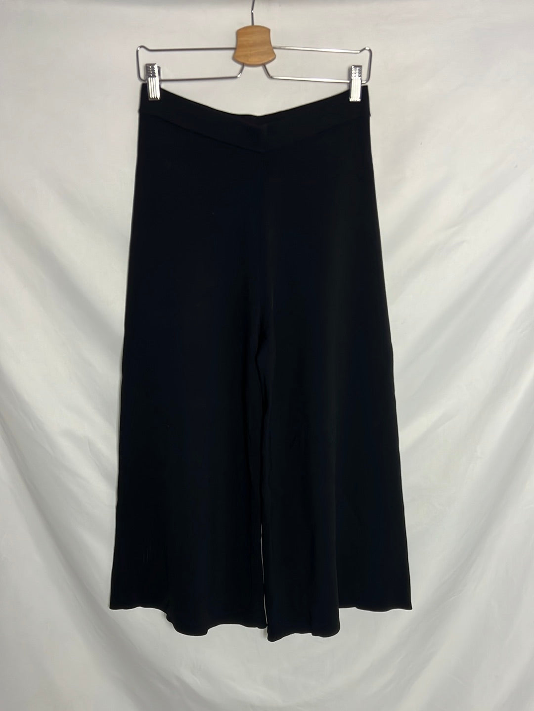 MASSIMO DUTTI. Pantalón culotte negro textura. T M