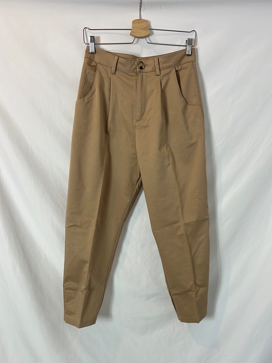 ZARA. Pantalón beige pinzas. T 36
