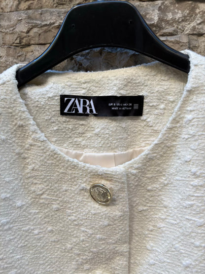 ZARA. Chaqueta tweed cruda